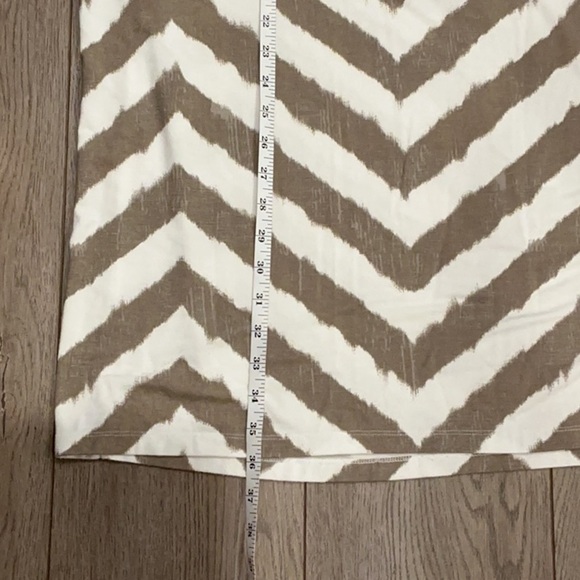 Chico's Easywear Tan White Pull On Chevron Maxi Skirt Casual Size 1/Medium - Picture 3 of 5